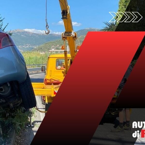 Carroattrezzi per recupero auto incidentata a Imperia da Autosoccorso Sas di Regis G. & C.