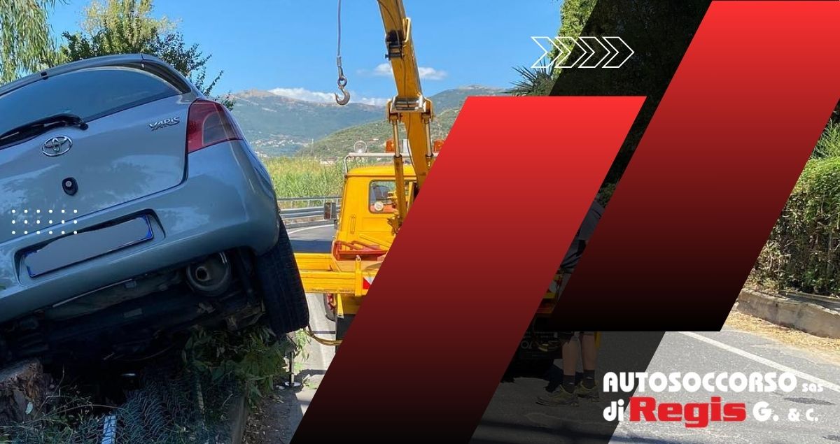 Carroattrezzi per recupero auto incidentata a Imperia da Autosoccorso Sas di Regis G. & C. Carroattrezzi per recupero auto incidentata a Imperia da Autosoccorso Sas di Regis G. & C.