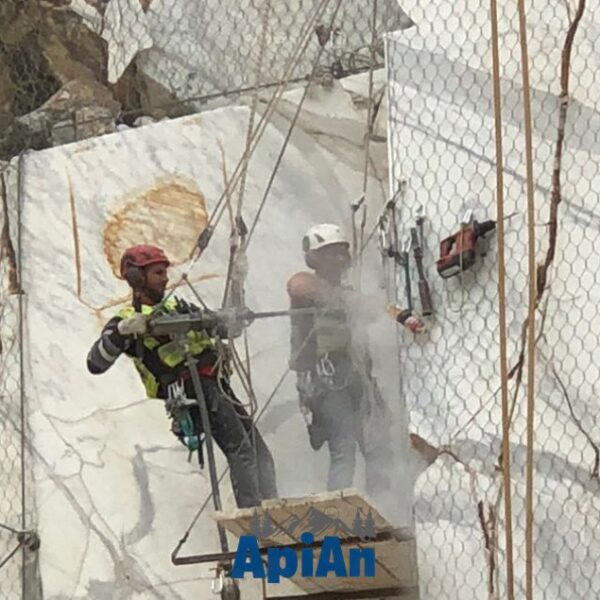 Reti-paramassi-a-Carrara-da-ApiAn