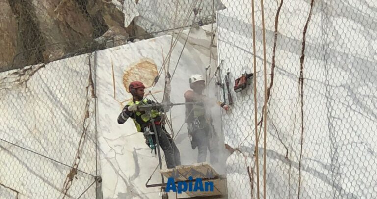 Reti-paramassi-a-Carrara-da-ApiAn