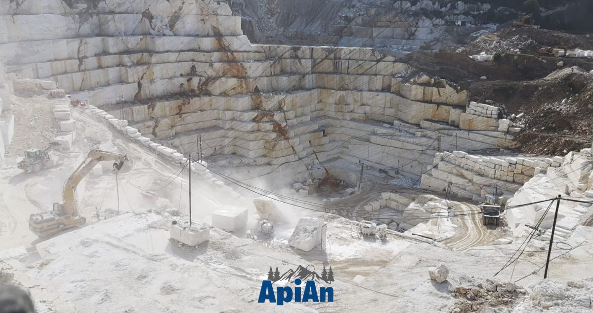 abbattimenti-rocce-con-cariche-esplosive-a Carrara-da-ApiAn abbattimenti-rocce-con-cariche-esplosive-a Carrara-da-ApiAn