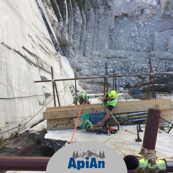 messa-in-sicurezza-di-fronti-rocciosi-a-Carrara-da-ApiAn