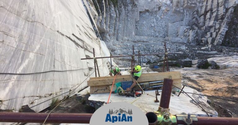 messa-in-sicurezza-di-fronti-rocciosi-a-Carrara-da-ApiAn